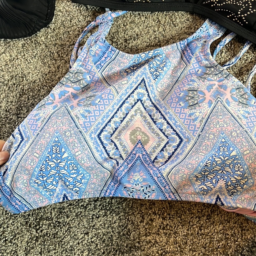 Bathing suits - Picture 2 of 6